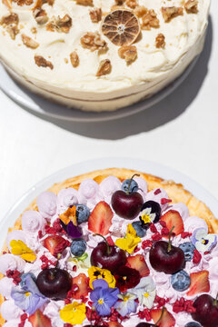 composition of two cake plates
