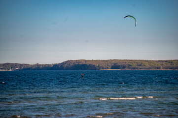 Kite Surfer am Strand an der Ostsee 1