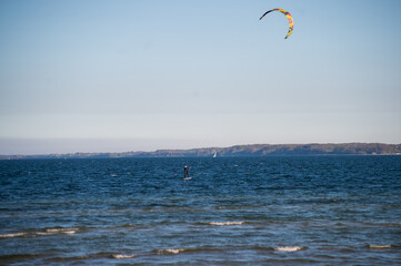 Kite Surfer am Strand an der Ostsee 3