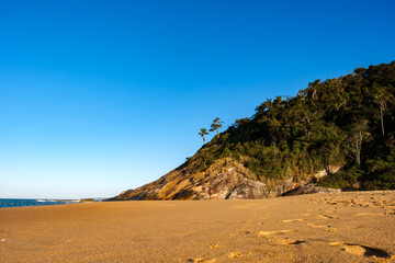 Bela montanha em praia tropical