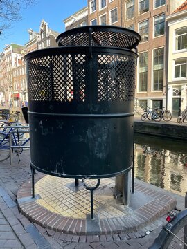 street urinal 