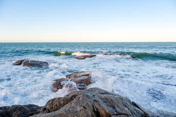 Oceano atlântico banhando rochas