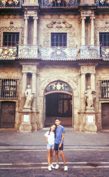  portrait of siblings posing in front of iconic building in Spain