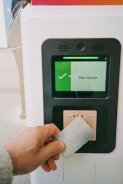 Using a Contactless Payment Terminal at a Public station