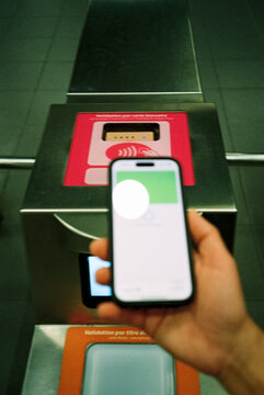 Using Mobile Phone for Contactless Payment at Metro Station