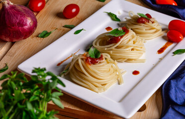 spaghetti with tomato sauce
