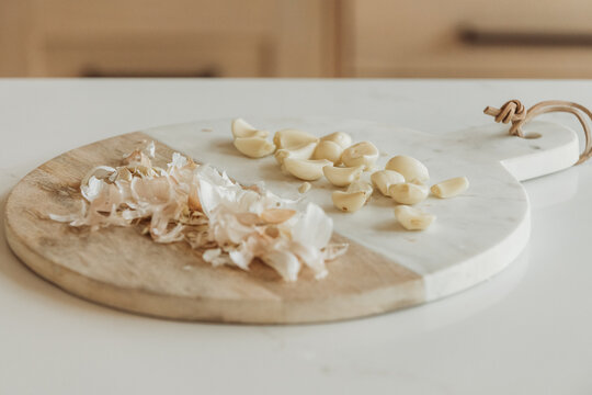 A cutting board with garlic