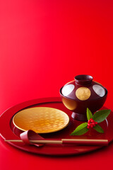 【お正月の和食器】新年をお祝いするお正月。おせち料理を盛付ける和食器と雑煮碗。千両を添え縁起良く。