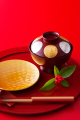 【お正月の和食器】新年をお祝いするお正月。おせち料理を盛付ける和食器と雑煮碗。千両を添え縁起良く。