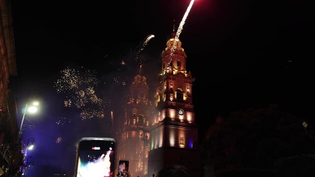 Catedral de Morelia iluminada por fuegos pirot&eacute;cnicos