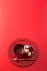 【お正月の和食器】新年をお祝いするお正月のイメージ。金の丸、銀の丸が美しい朱色の雑煮碗と祝箸。