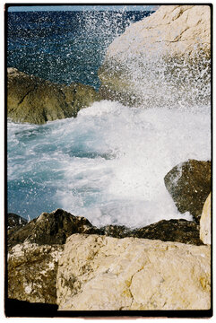 Strong waves crushing on rocks