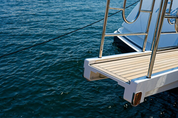 Obraz premium Unattached ship gangway floating above the calm harbor water