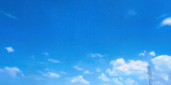 Cielo despejado con torre al lado