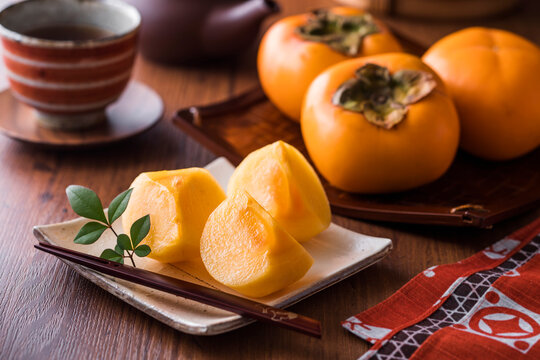 【庄内柿 / ひらたねなし柿】秋の味覚。橙色に色づいた柿の実。種がなく扁平な形。甘くて美味しい山形県庄内地方の特産品。