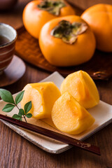 【庄内柿 / ひらたねなし柿】秋の味覚。橙色に色づいた柿の実。種がなく扁平な形。甘くて美味しい山形県庄内地方の特産品。