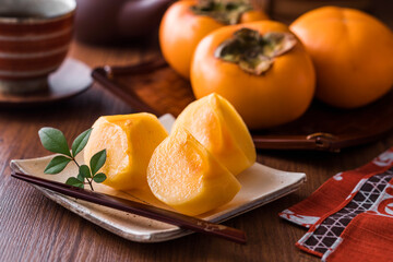 【庄内柿 / ひらたねなし柿】秋の味覚。橙色に色づいた柿の実。種がなく扁平な形。甘くて美味しい山形県庄内地方の特産品。