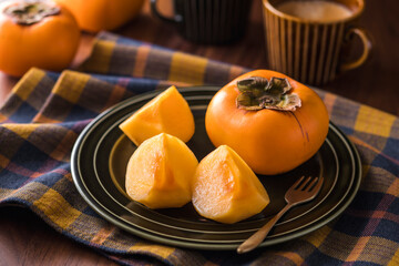 【庄内柿 / ひらたねなし柿】秋の味覚。橙色に色づいた柿の実。種がなく扁平な形。甘くて美味しい山形県庄内地方の特産品。