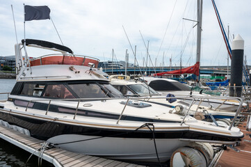 ヨットハーバーに停泊するクルーザー船