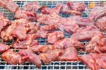 バーベキューで焼かれる肉