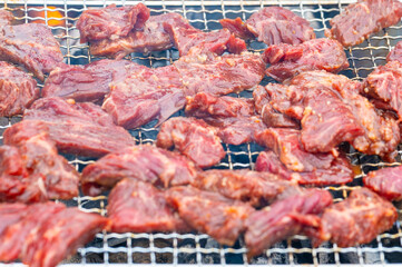 バーベキューで焼かれる肉