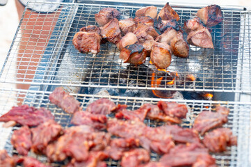 バーベキューで焼かれる肉