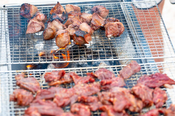 バーベキューで焼かれる肉