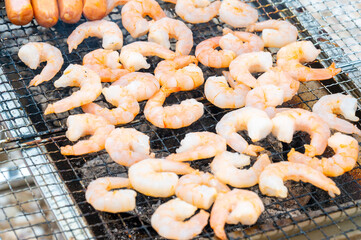 炭火で焼くエビ