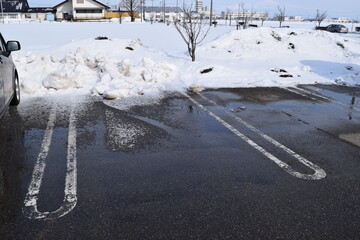 除雪した豪雪地方の駐車場