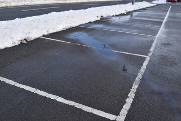 除雪した豪雪地方の駐車場