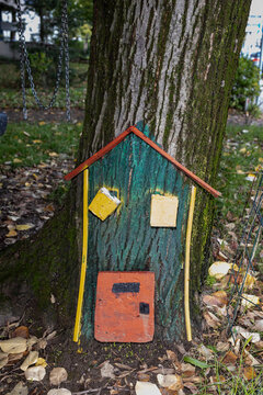 Fototapeta House motif on a tree for children