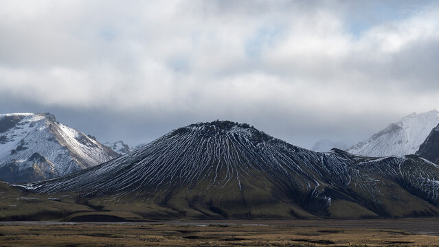 Fototapeta Icelandic Highlands Under Moody Skies