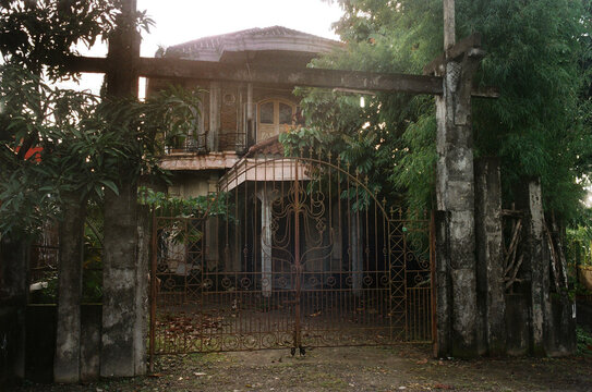 Fototapeta Nice abandoned big house in Indonesia