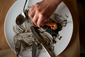 Culinary artistry showcases shrimp on a plate of black arroz