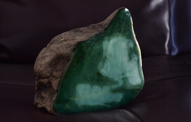 Genuine green jade is a natural jade that has not been cut or polished.