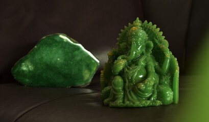 Genuine green jade is a natural jade that has not been cut or polished.