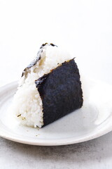 おにぎり - 炊き立てのごはんで握った、おいしそうなにぎりめし
