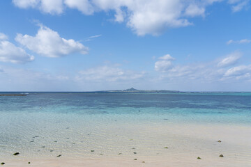 穏やかな備瀬の浜と伊江島