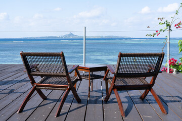 伊江島の見える海に面したカフェのバルコニー