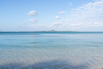 エメラルドブルーの備瀬海岸と伊江島 © 千帆 大木