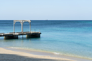 備瀬海岸の桟橋と青い海