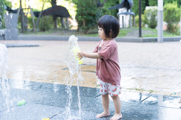 マンション広場の噴水で遊ぶ日本人の幼児