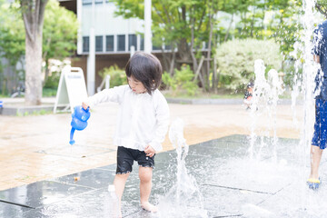 マンション広場の噴水で遊ぶ日本人の幼児