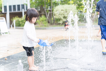 マンション広場の噴水で遊ぶ日本人の幼児