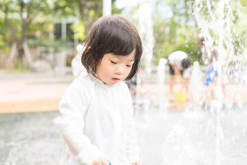 Naklejka premium マンション広場の噴水で遊ぶ日本人の幼児