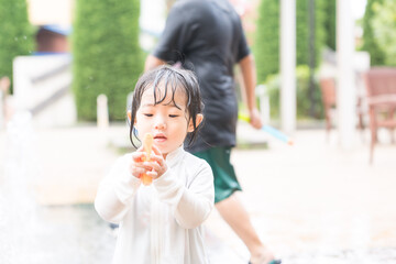 マンション広場の噴水で遊ぶ日本人の幼児