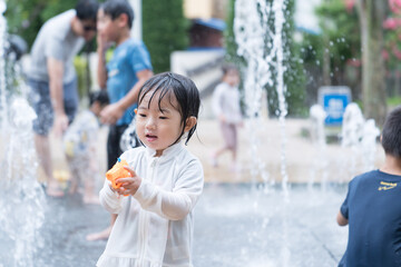 マンション広場の噴水で遊ぶ日本人の幼児