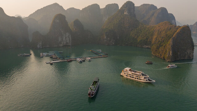 Cruise Boats in Ha Long Bay