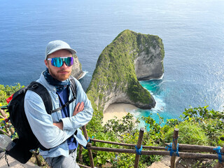 Traveler at Kelingking cliff viewpoint