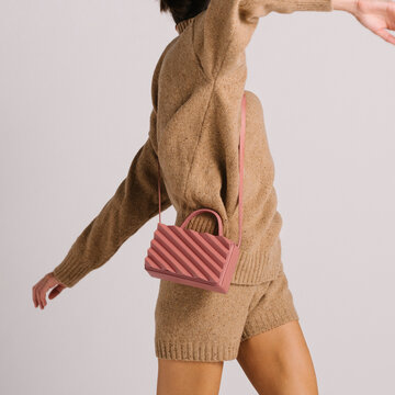 Minimalist Outfit with Stylish Shoulder Bag and Knitwear in Moti